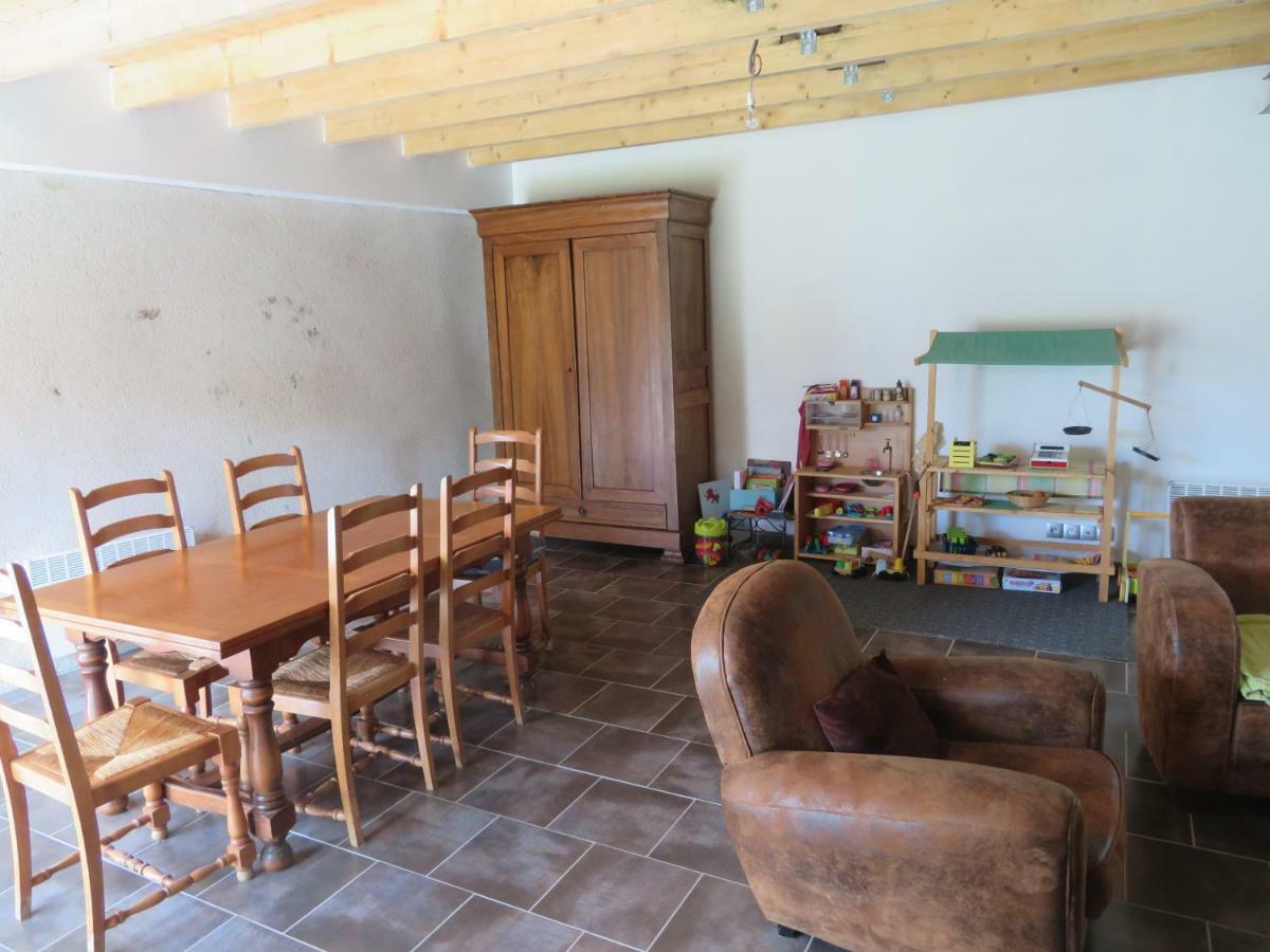 Maison Champetre, Cheminees, Video Projecteur, Jeux Briantes